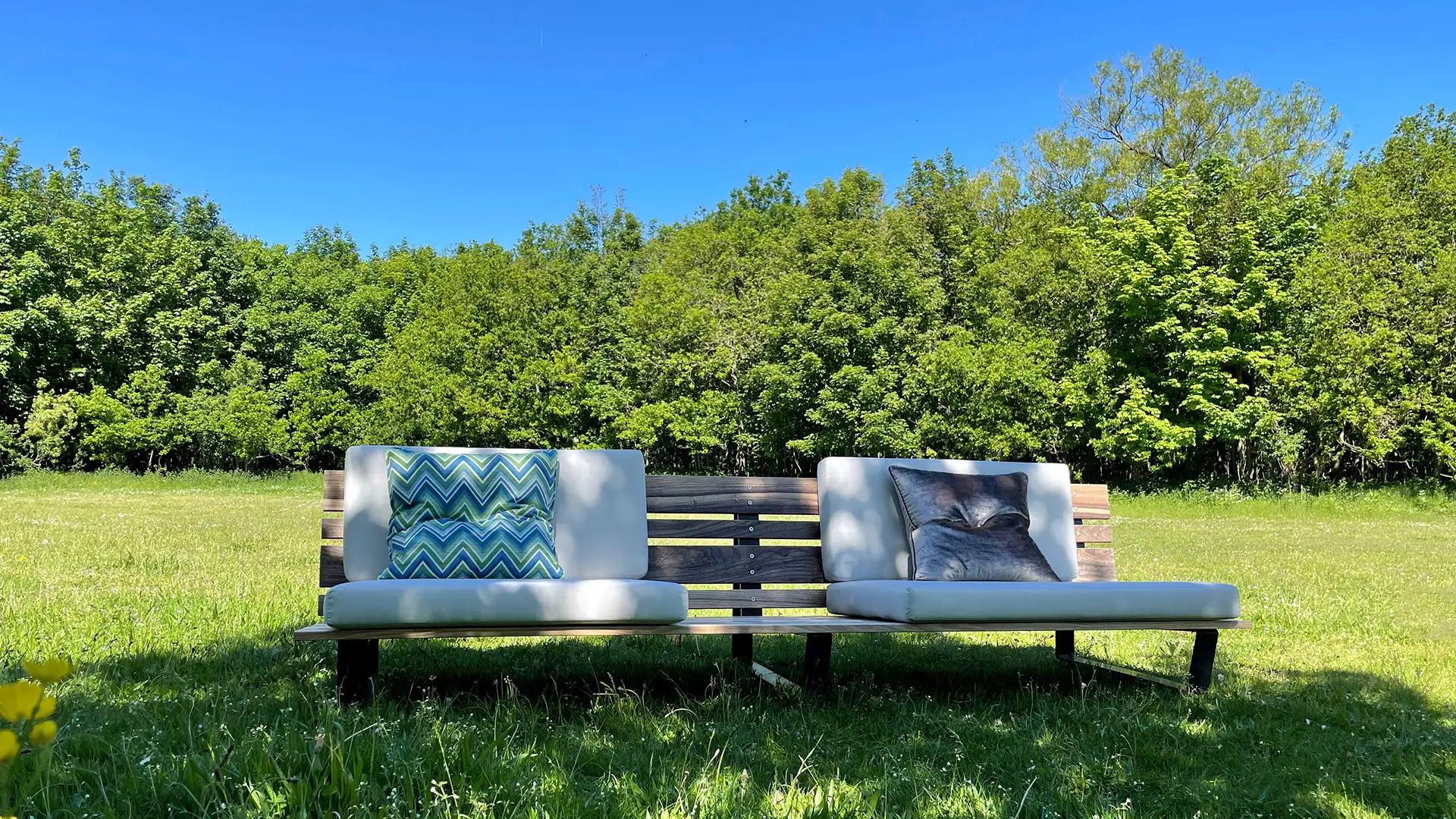 ginger grey loungebank in de natuur met blauwe lucht, omarm de natuur met de loungebank