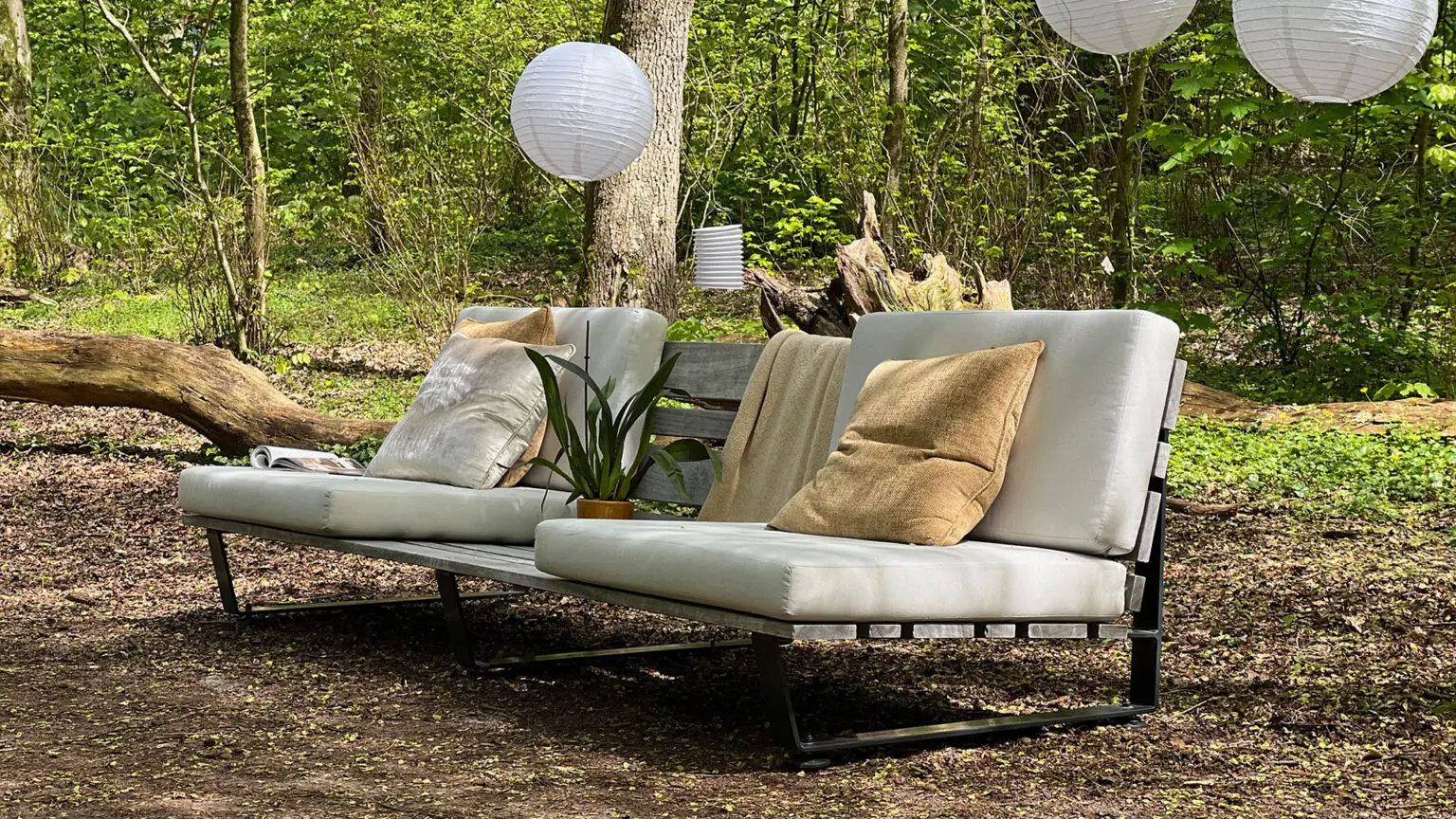 Ontspannen in stijl: zet je comfortabel neer op onze prachtige tuinbanken en laat je omarmen door de sereniteit van de natuur. Bekijk onze tuinmeubelen op onze website: https://destoor-buitenleven.nl/ Tip: breng je tuinset echt tot leven met bijpassende gekleurde ballonnen als decoratie!