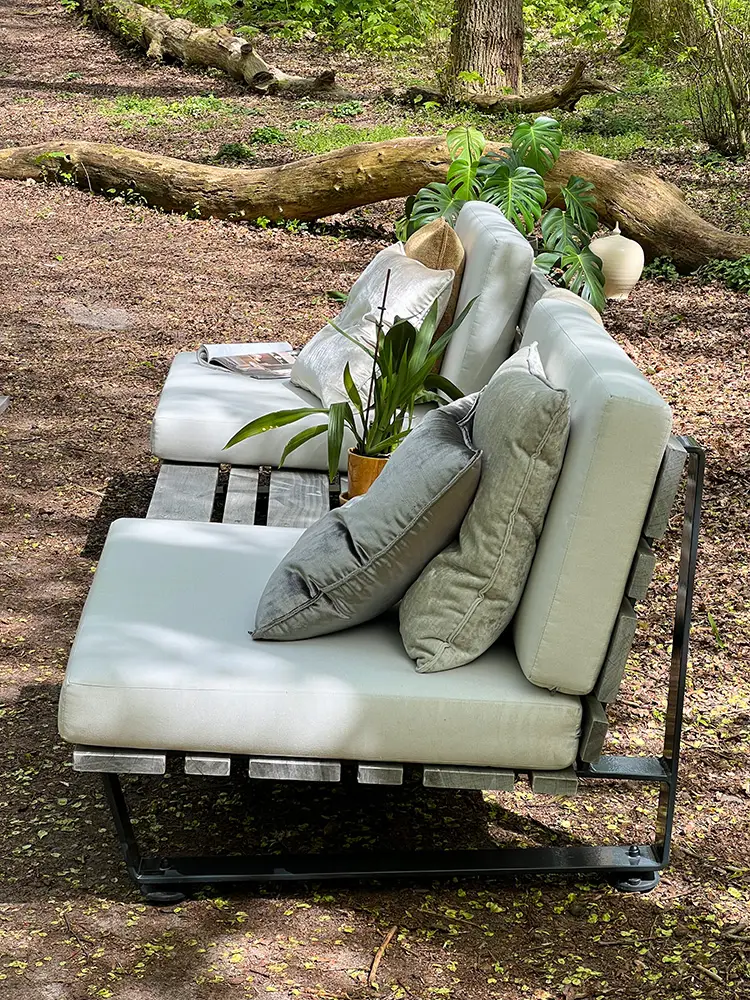 Haal het beste uit deze zomer met onze prachtige unieke buitenmeubelen! Creëer jouw eigen stijlvolle en comfortabele buitenruimte met de tuinmeubelen van De Stoor Buitenleven.